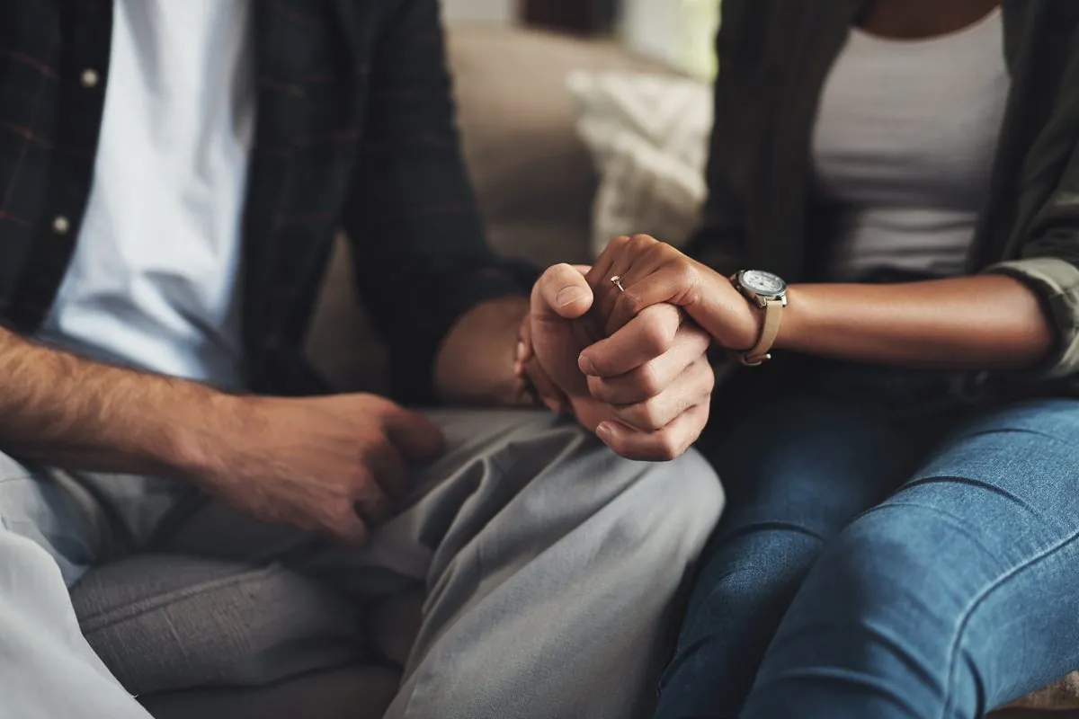 Casal de mãos dadas durante terapia de casal para melhorar a comunicação e fortalecer o relacionamento em Alphaville – Barueri/SP.